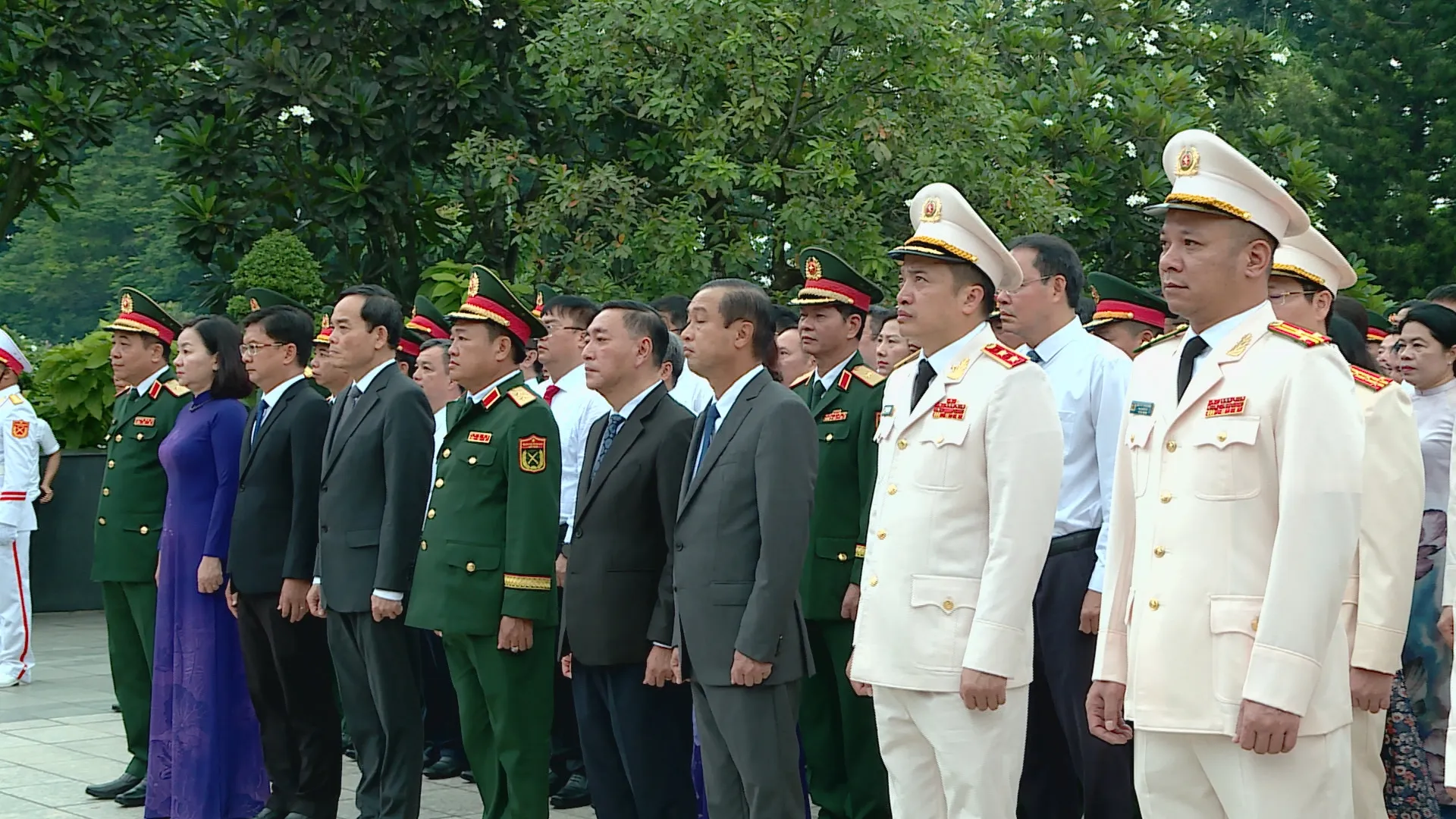 Đồng chí Trần Lưu Quang dẫn đầu đoàn đại biểu tưởng niệm các Anh hùng liệt sĩ