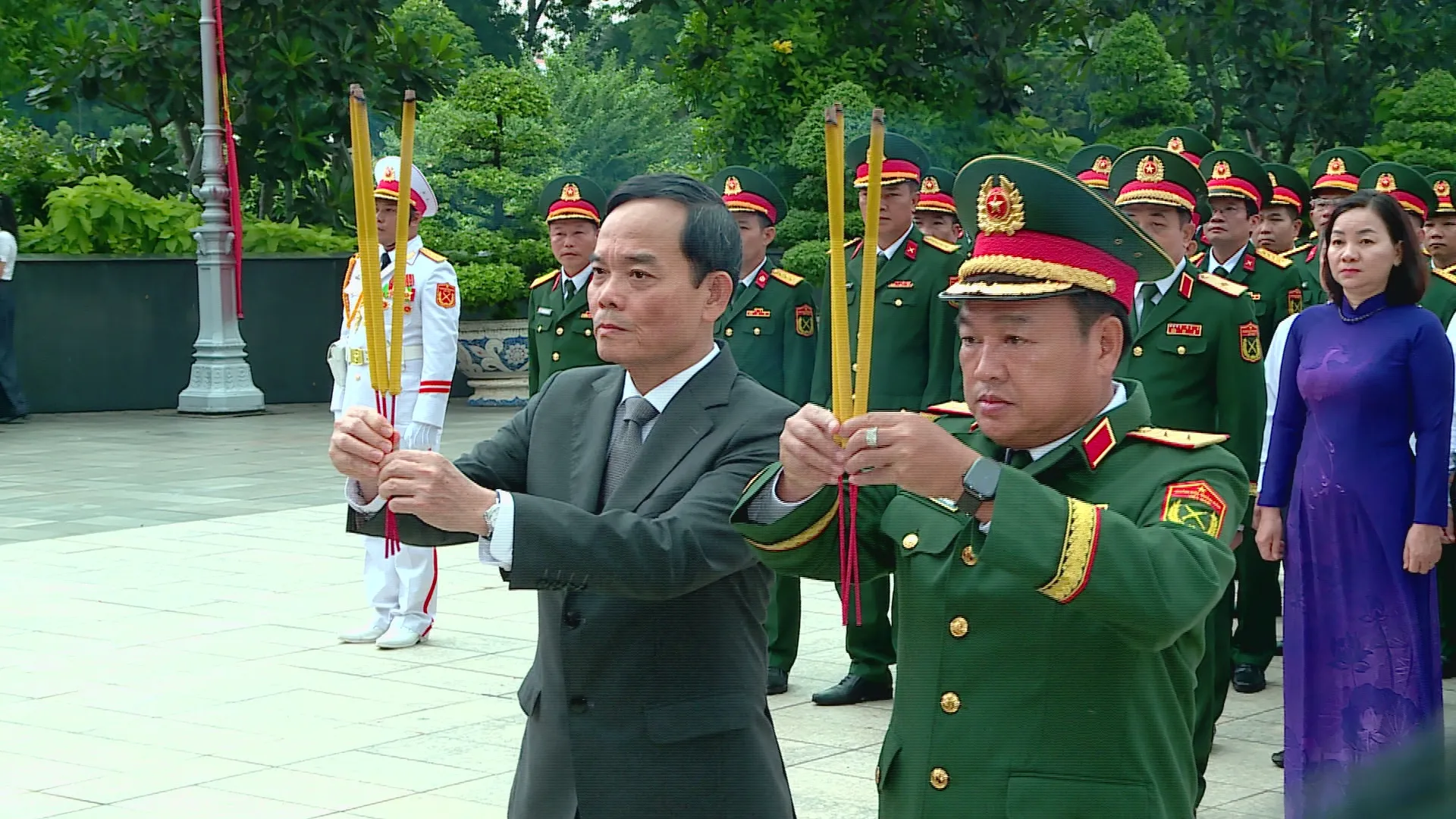 Đồng chí Trần Lưu Quang dẫn đầu đoàn đại biểu tưởng niệm các Anh hùng liệt sĩ