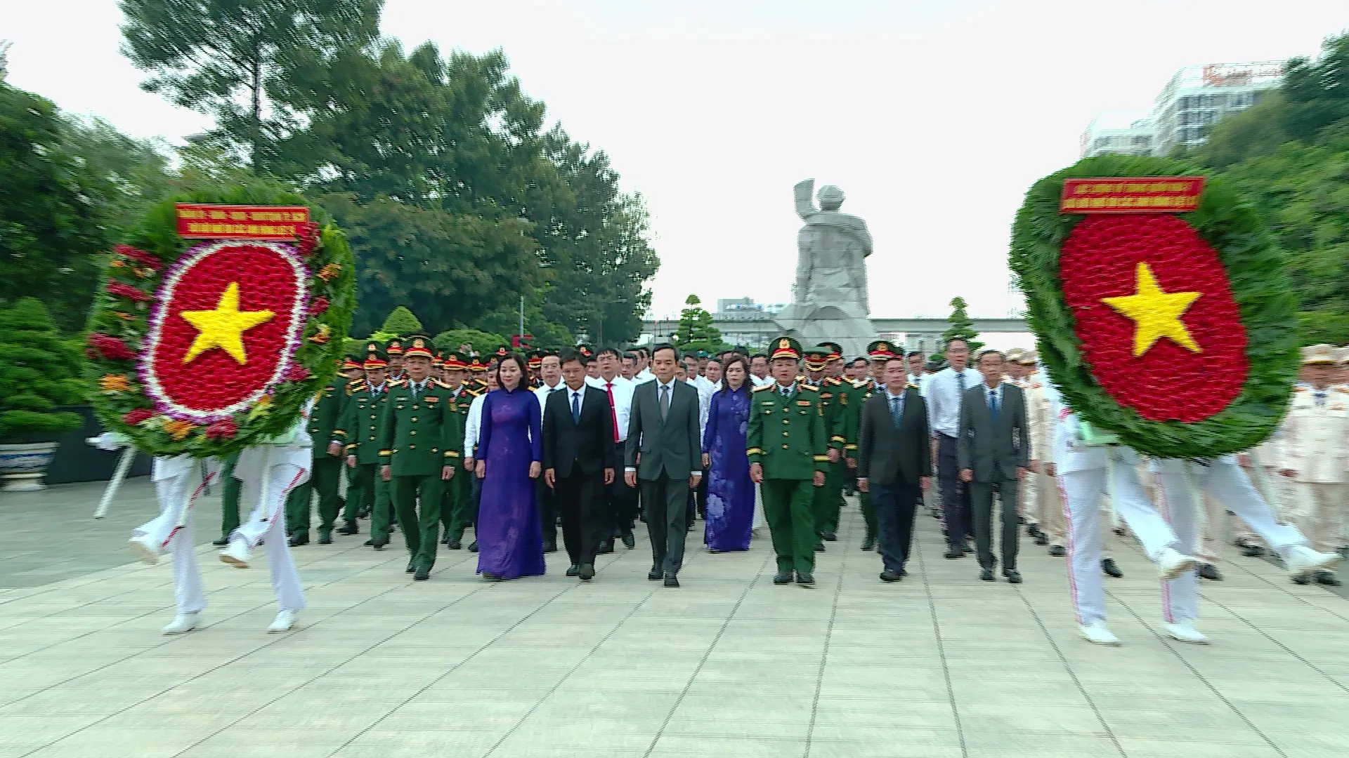 Đồng chí Trần Lưu Quang dẫn đầu đoàn đại biểu tưởng niệm các Anh hùng liệt sĩ