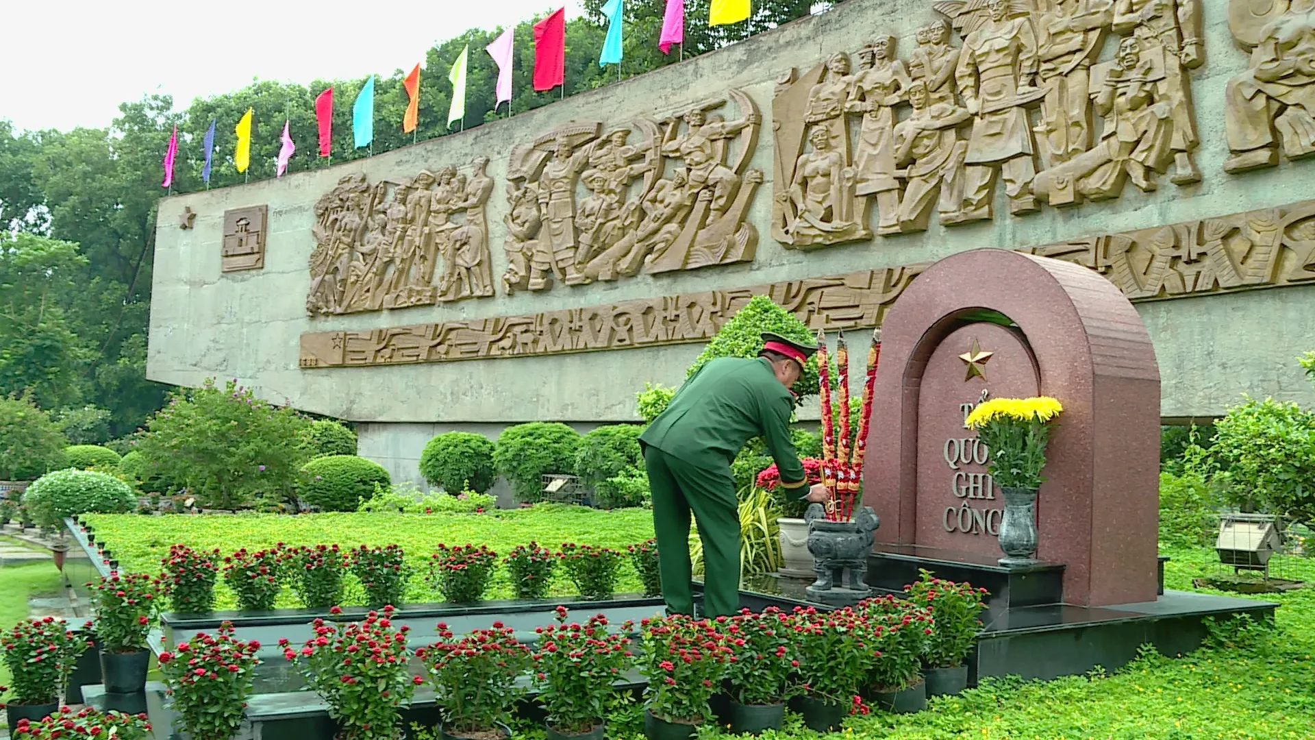 Đồng chí Trần Lưu Quang cùng các đại biểu thắp hương tại từng phần mộ liệt sĩ