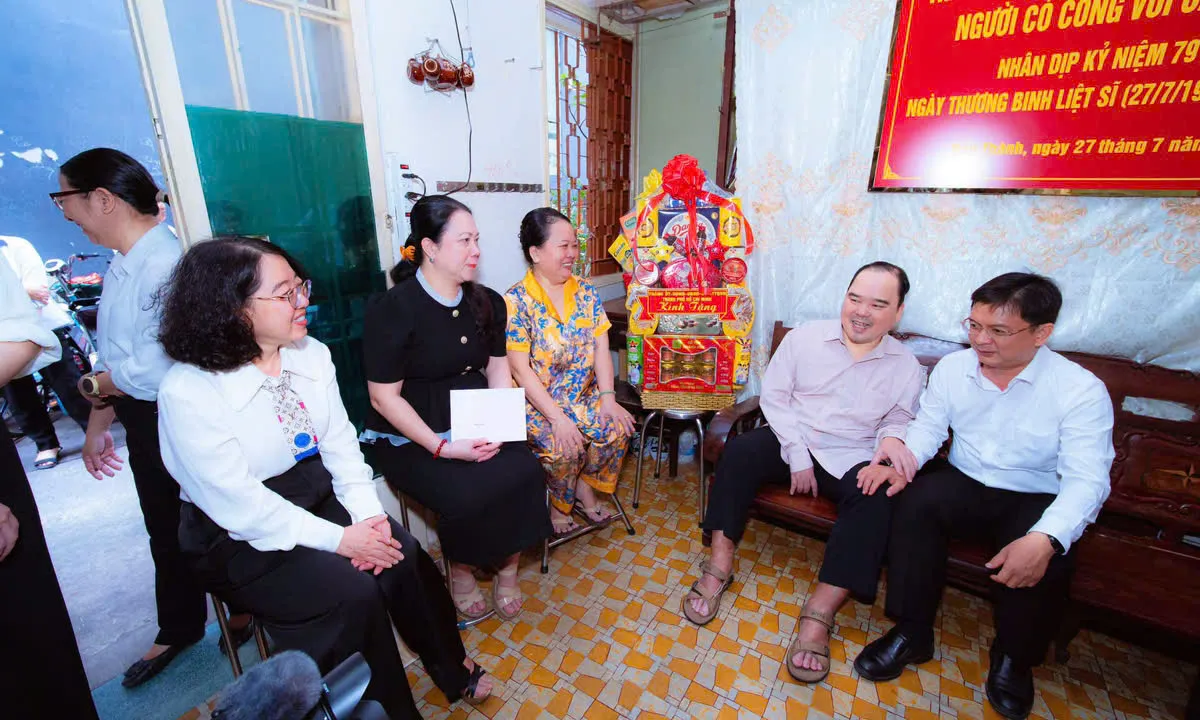 Lãnh đạo TPHCM thăm gia đình chính sách tiêu biểu