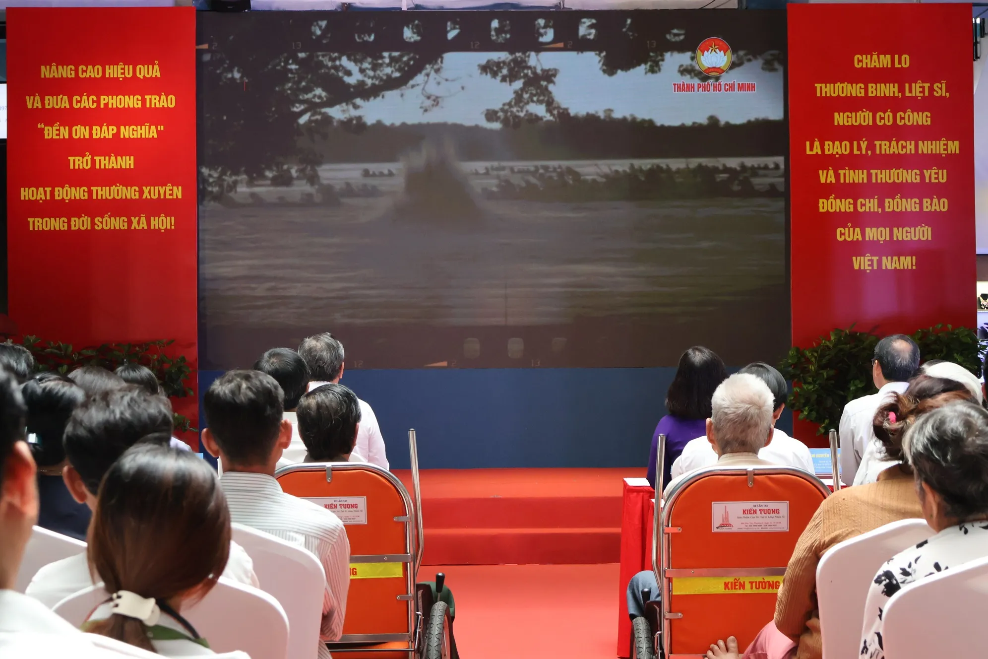 Các đại biểu xem phim tư liệu - Ảnh: Kim Anh