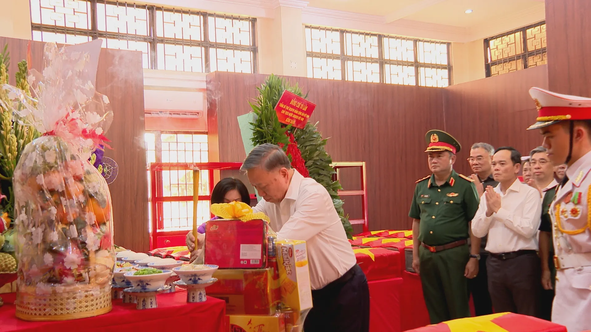 Từng nén hương được thắp lên như lời tri ân gửi đến các Anh hùng liệt sĩ