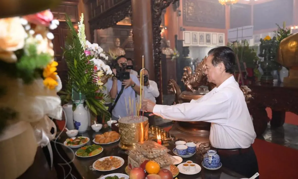 Nguyên Thủ tướng Nguyễn Tấn Dũng về An Giang dự lễ giỗ Anh hùng, liệt sĩ