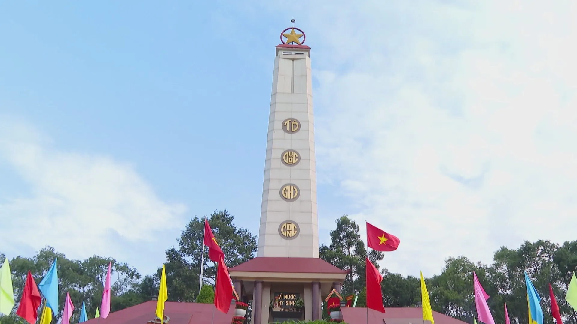 Lãnh đạo TP. Hồ Chí Minh dâng hương tưởng niệm các Anh hùng liệt sĩ tại Nghĩa trang Liệt sĩ Bà Rịa - Vũng Tàu - Ảnh 1.