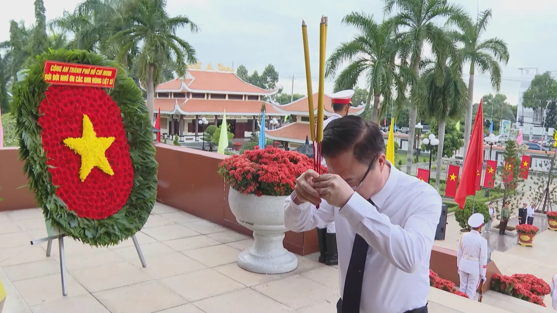 Lãnh đạo TP. Hồ Chí Minh dâng hương tưởng niệm các Anh hùng liệt sĩ tại Nghĩa trang Liệt sĩ Bà Rịa - Vũng Tàu - Ảnh 3.