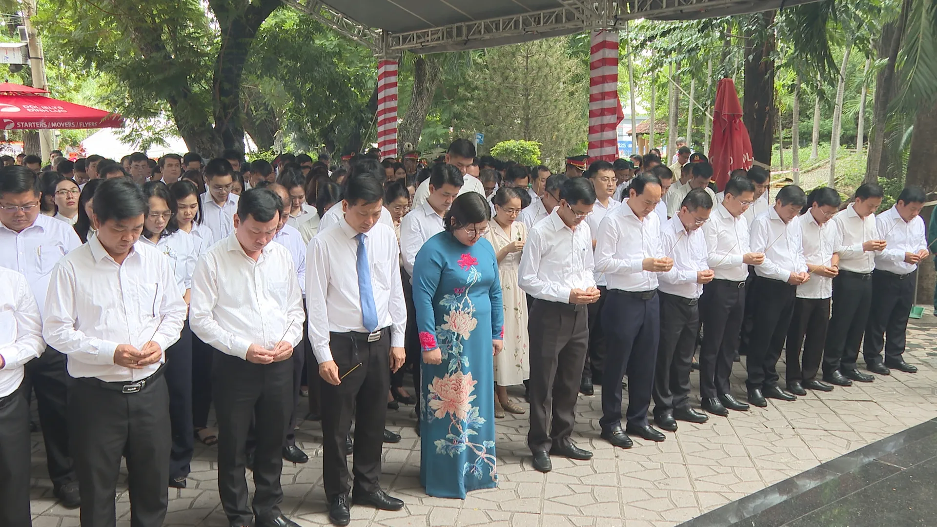 Lãnh đạo TP. Hồ Chí Minh tri ân các anh hùng liệt sĩ tại Công viên Lê Thị Riêng - Ảnh 2.