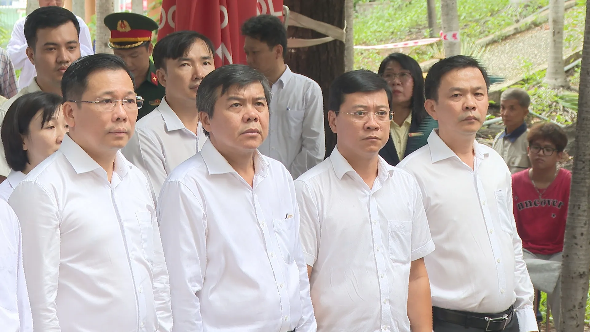 Lãnh đạo TP. Hồ Chí Minh tri ân các anh hùng liệt sĩ tại Công viên Lê Thị Riêng - Ảnh 3.