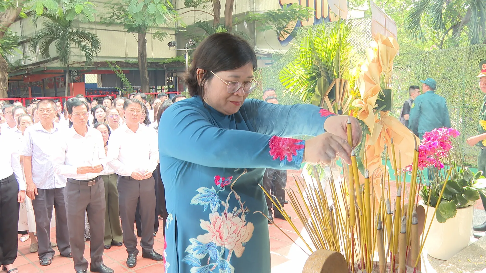 Lãnh đạo TP. Hồ Chí Minh tri ân các anh hùng liệt sĩ tại Công viên Lê Thị Riêng - Ảnh 5.