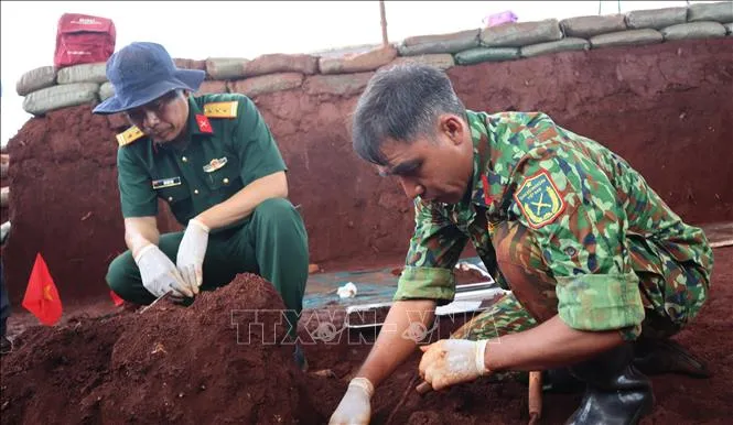 Lực lượng chức năng tìm kiếm, quy tập hài cốt liệt sĩ tại xã Minh Đức, thành phố Đồng Nai. Ảnh: Đậu Tất Thành/TTXVN