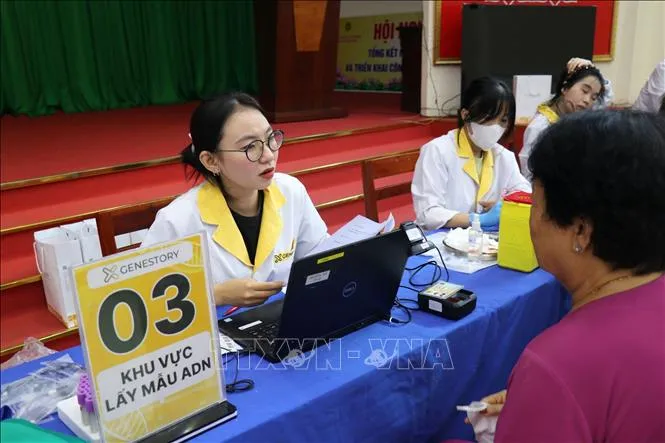 Công an TP Hồ Chí Minh thu nhận mẫu sinh phẩm ADN của thân nhân liệt sĩ chưa xác định danh tính trên địa bàn đợt đầu năm năm 2026.