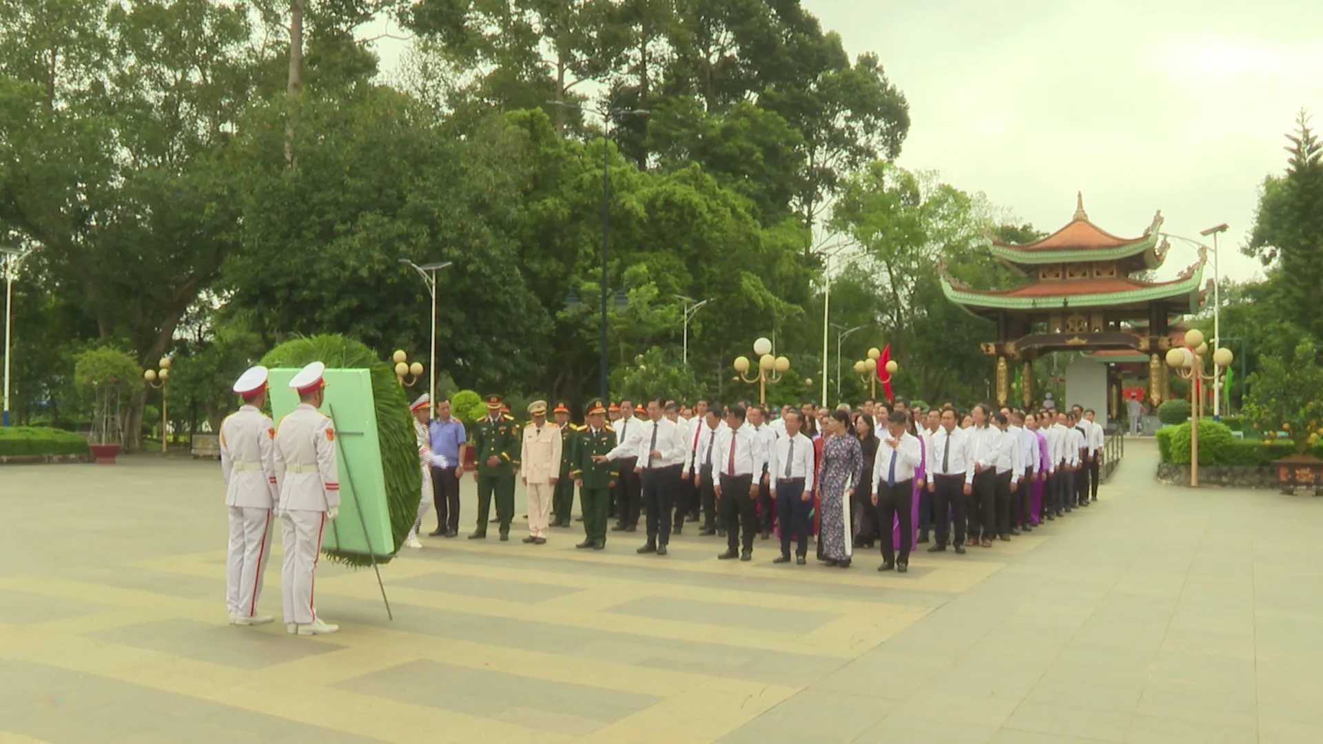 Lãnh đạo TP. Hồ Chí Minh tri ân các anh hùng liệt sĩ tại Củ Chi - Ảnh 1. Lãnh đạo TP. Hồ Chí Minh tri ân các anh hùng liệt sĩ tại Củ Chi - Ảnh 1.