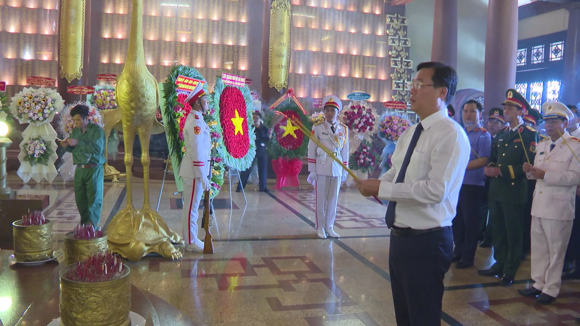 Lãnh đạo TP. Hồ Chí Minh tri ân các anh hùng liệt sĩ tại Củ Chi - Ảnh 4. Lãnh đạo TP. Hồ Chí Minh tri ân các anh hùng liệt sĩ tại Củ Chi - Ảnh 4.