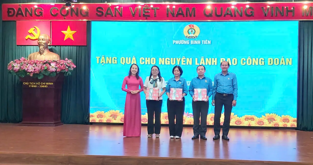 Tang qua Cuu Chu tich 2