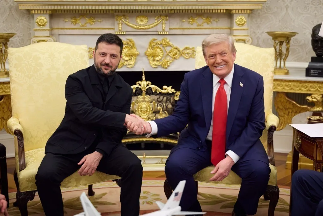 Tổng thống Mỹ Donald Trump (phải) trong cuộc gặp Tổng thống Ukraine Volodymyr Zelensky, trong nỗ lực sớm chấm dứt xung đột theo những điều kiện có thể chấp nhận được đối với cả Nga và Ukraine, tại Washington, D.C., ngày 19/8/2025. Ảnh: Anadolu Agency/TTXVN Tổng thống Mỹ Donald Trump (phải) trong cuộc gặp Tổng thống Ukraine Volodymyr Zelensky, trong nỗ lực sớm chấm dứt xung đột theo những điều kiện có thể chấp nhận được đối với cả Nga và Ukraine, tại Washington, D.C., ngày 19/8/2025. Ảnh: Anadolu Agency/TTXVN