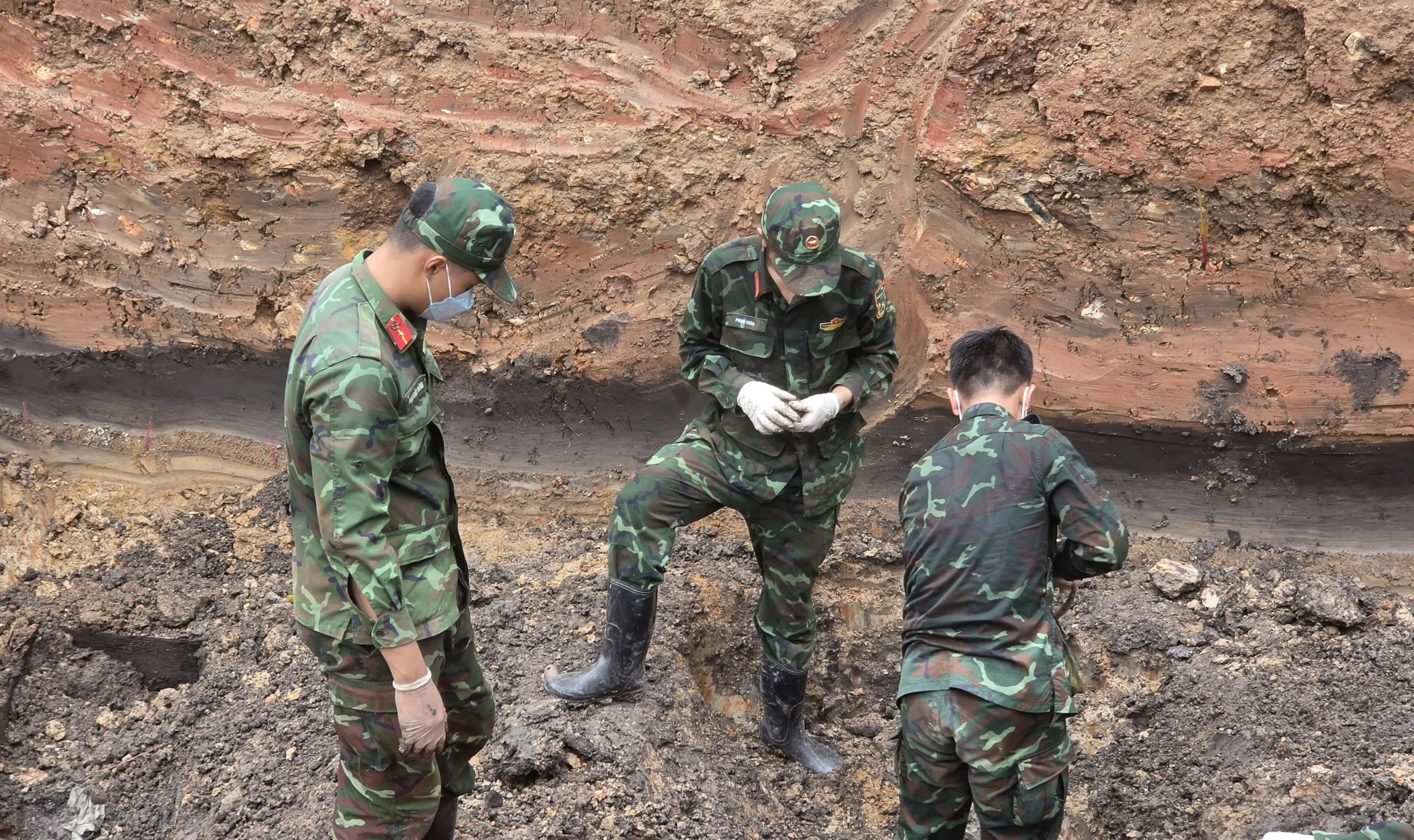 Tiếp tục phát hiện thêm hài cốt liệt sĩ tại Công viên Lê Thị Riêng - Ảnh 4.