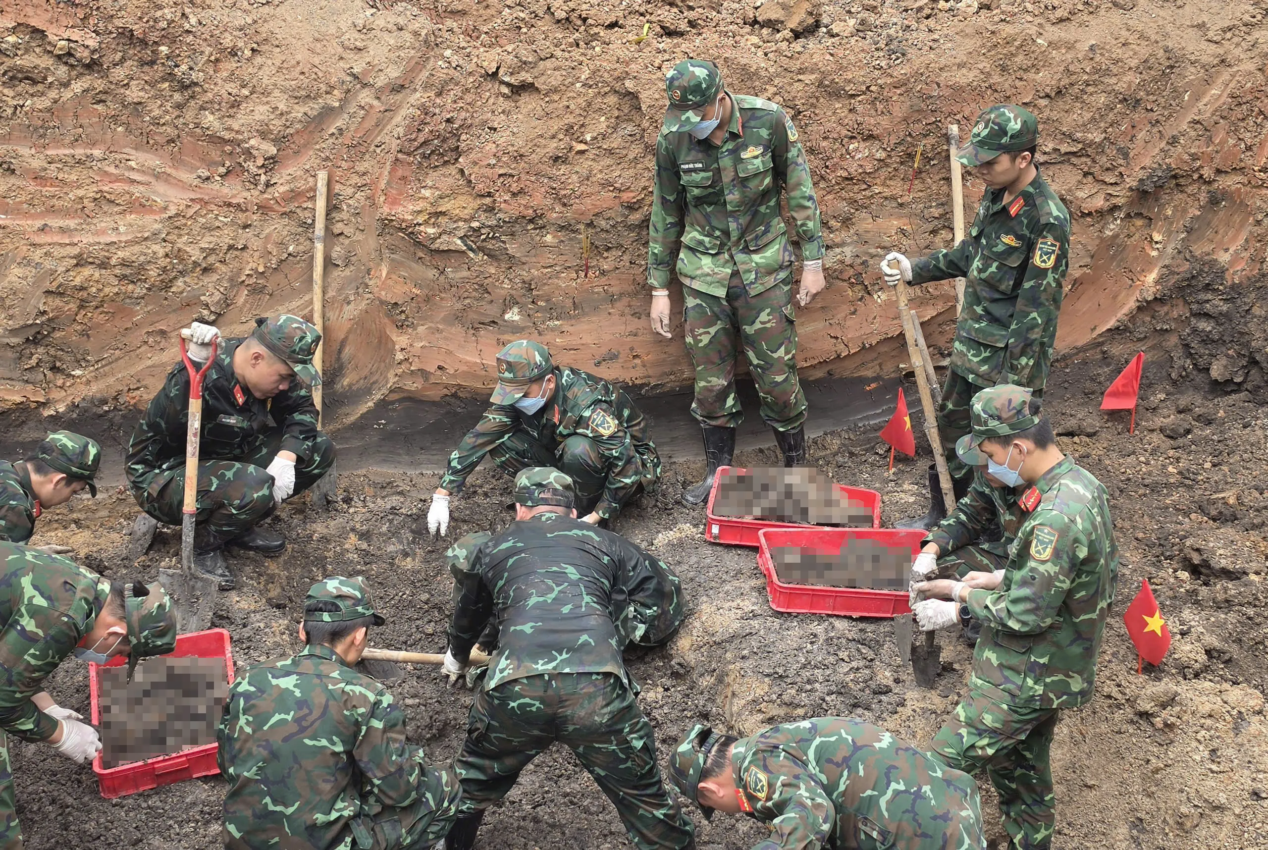 Tiếp tục phát hiện thêm hài cốt liệt sĩ tại Công viên Lê Thị Riêng - Ảnh 1.