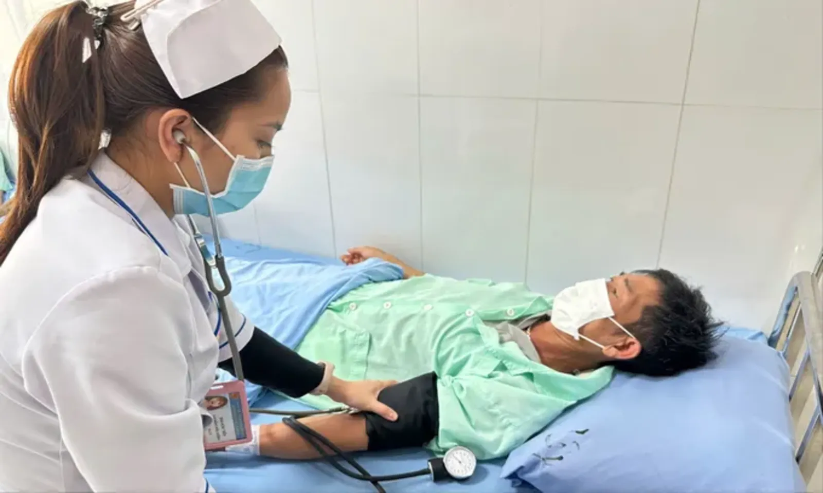 Lâm Đồng 84 người nghi ngộ độc sau khi ăn bánh mì, cơ sở bị tạm đình chỉ - Ảnh 1