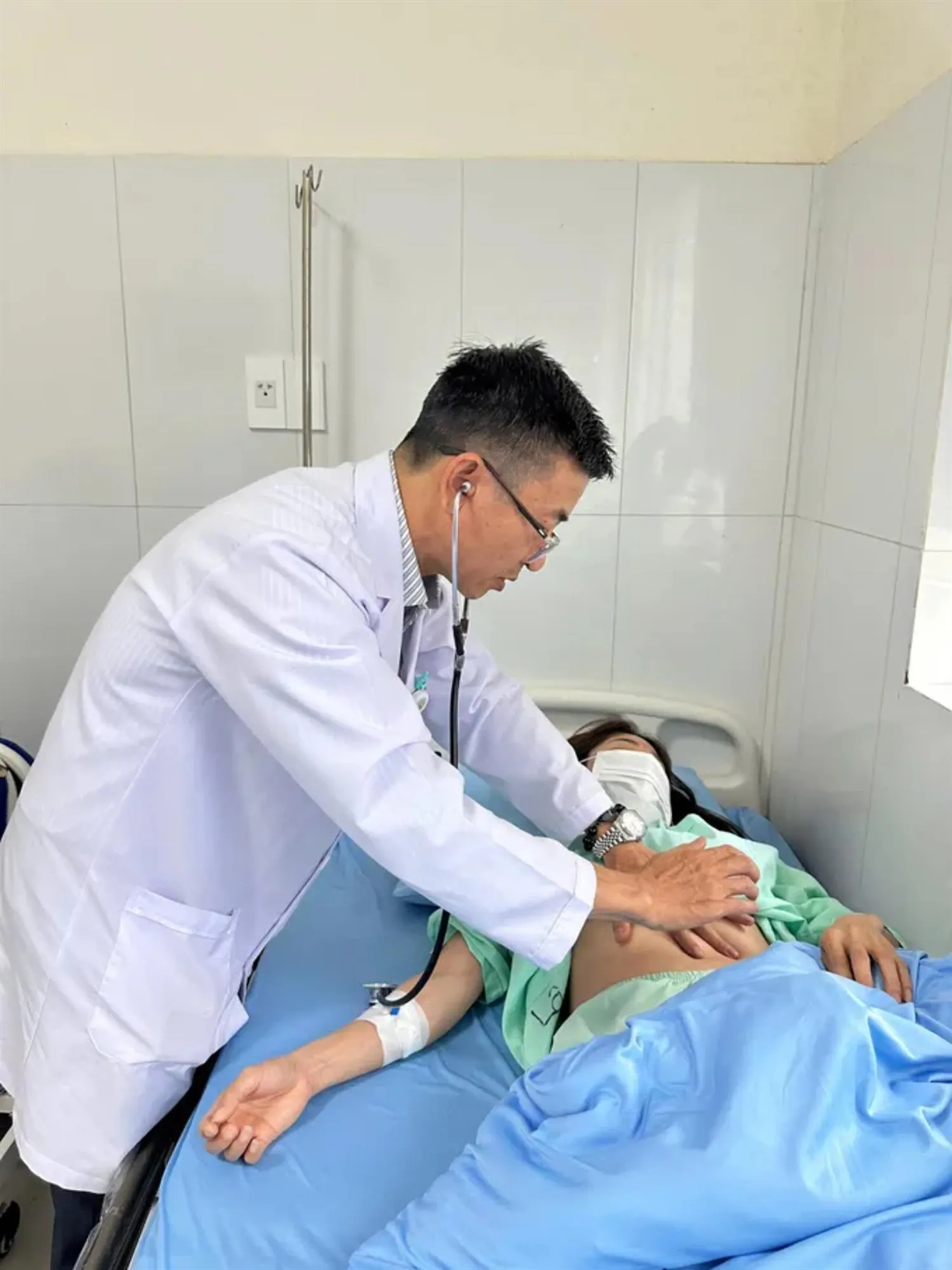 Lâm Đồng 84 người nghi ngộ độc sau khi ăn bánh mì, cơ sở bị tạm đình chỉ - Ảnh 2