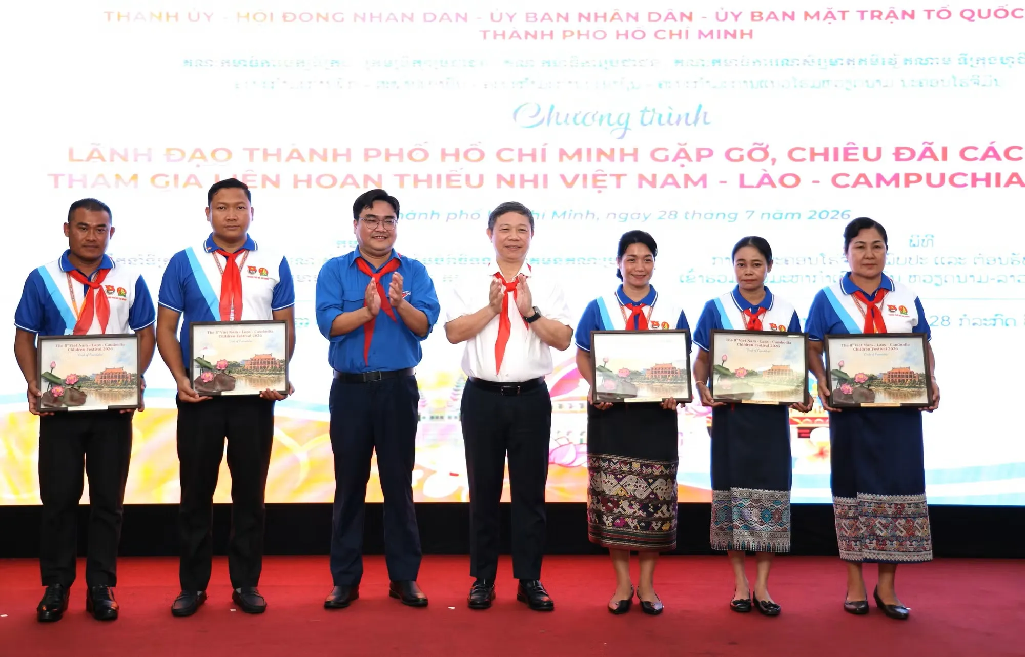 Trưởng Ban Tuyên giáo và Dân vận Thành ủy TP. Hồ Chí Minh Dương Anh Đức và Bí thư Thành Đoàn TPHCM Ngô Minh Hải tặng quà của lãnh đạo thành phố đến các đoàn đại biểu dự liên hoan.- Ảnh: Tiền Phong