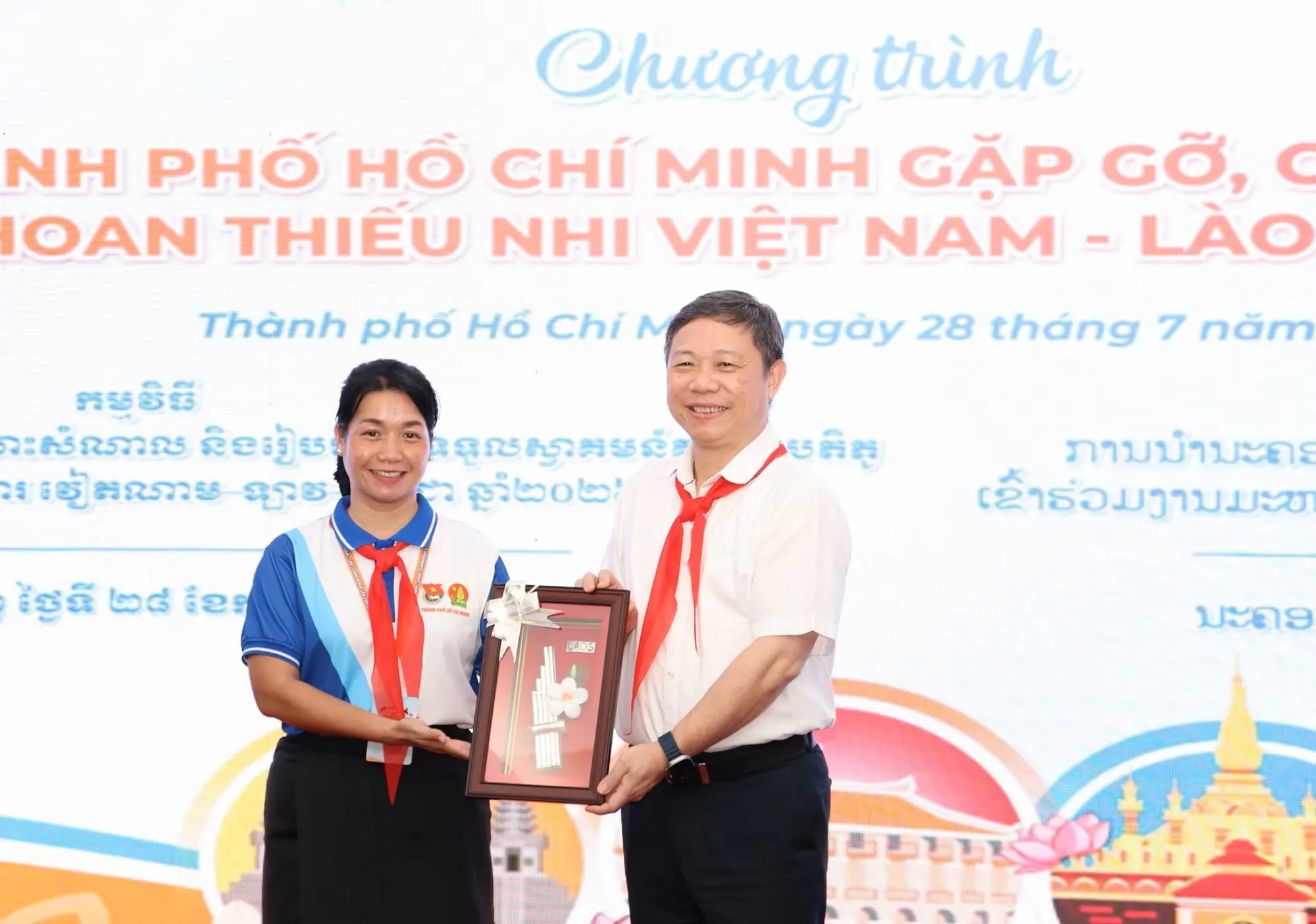Đoàn đại biểu Thủ đô Vientiane (Lào) tặng quà lưu niệm đến lãnh đạo TP. Hồ Chí Minh - Ảnh: Tiền Phong