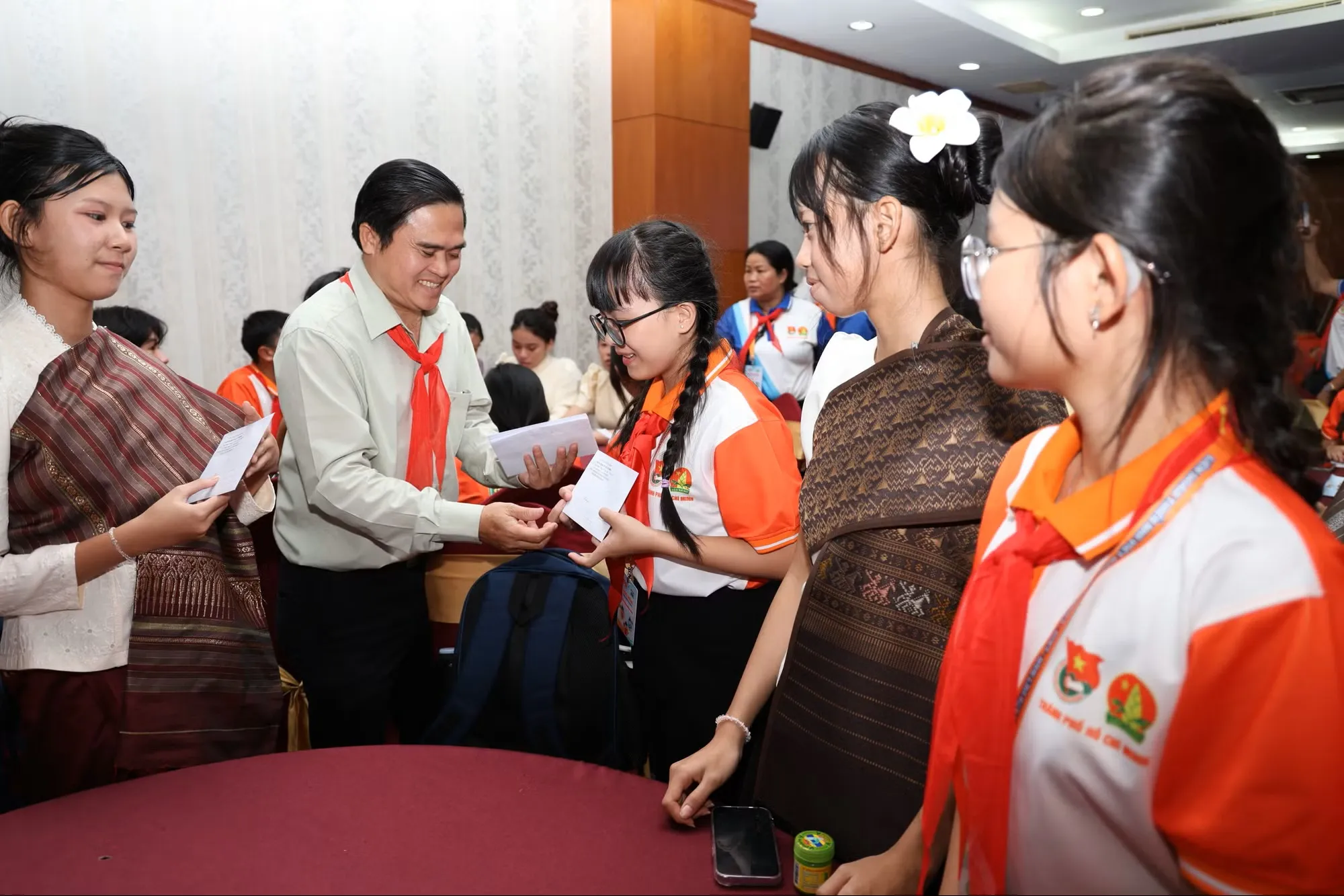 Lãnh đạo thành phố tặng quà cho các bạn thiếu nhi ba nước.- Ảnh: Ngô Tùng - Tiền Phong