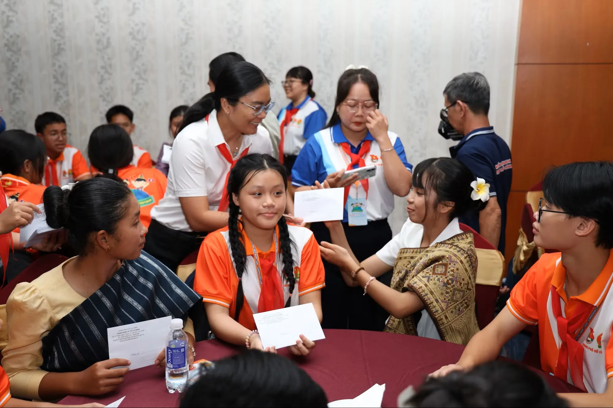 Lãnh đạo thành phố tặng quà cho các bạn thiếu nhi ba nước.- Ảnh: Tiền Phong