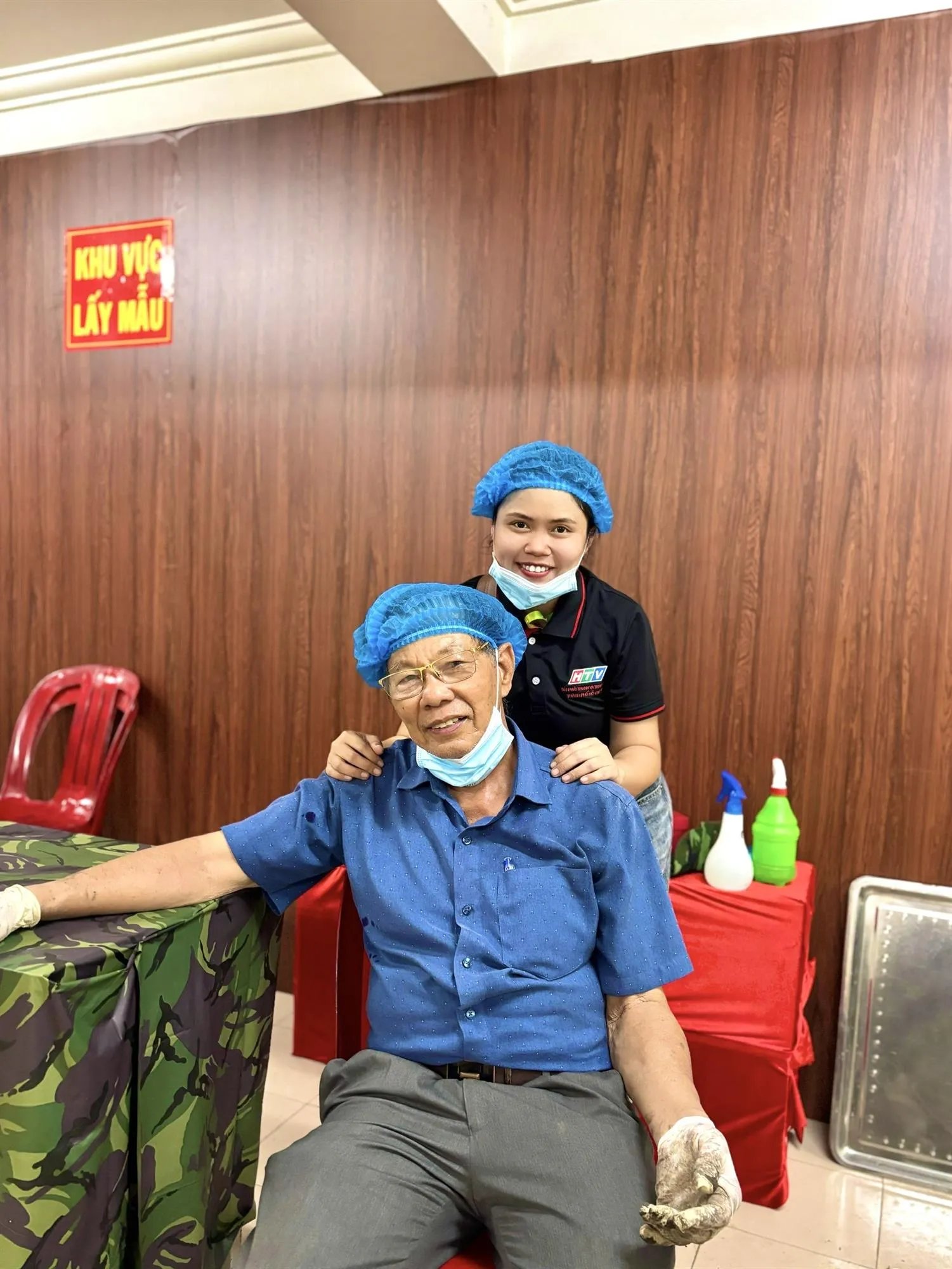 Bác sĩ Trần Văn Bản và phóng viên Trung tâm tin tức HTV trong buổi trả lời phỏng vấn - Ảnh: Thủy Tiên