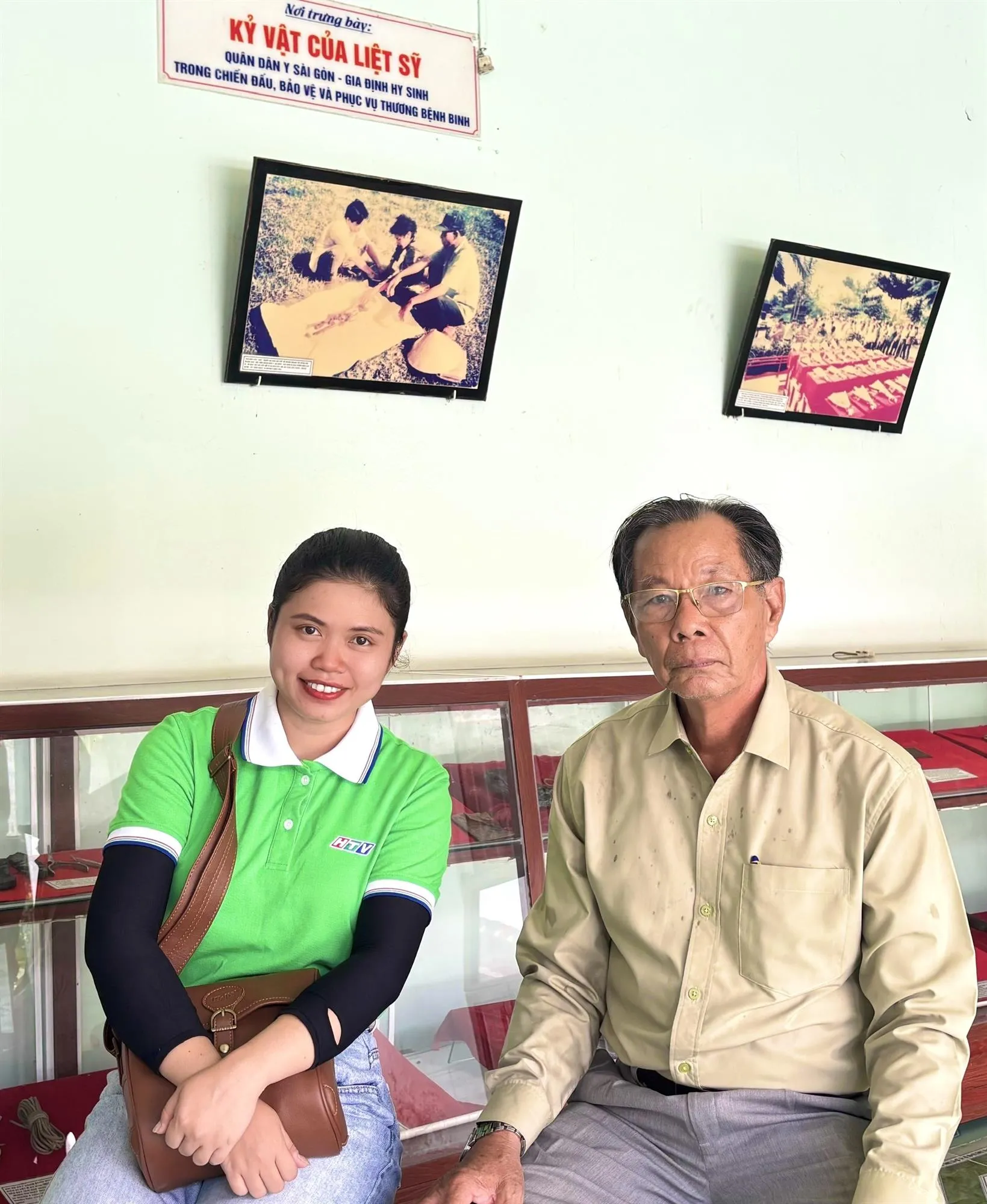 Bác sĩ Trần Văn Bản trong chuyến trao trả di vật liệt sĩ tại xã An Nhơn Tây mới nhất - Ảnh: Thủy Tiên