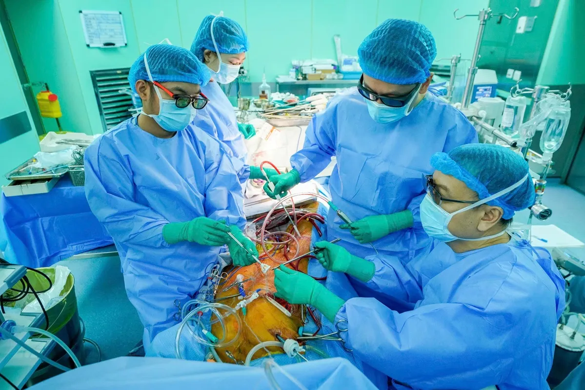 Phẫu thuật nội soi xâm lấn tối thiểu điều trị đa van tim đòi hỏi sự phối hợp chặt chẽ và chính xác của toàn ê kíp (1)