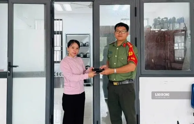 Trao trả ví tiền và điện thoại cho người đánh rơi ở đảo Phú Quý- Ảnh 1.