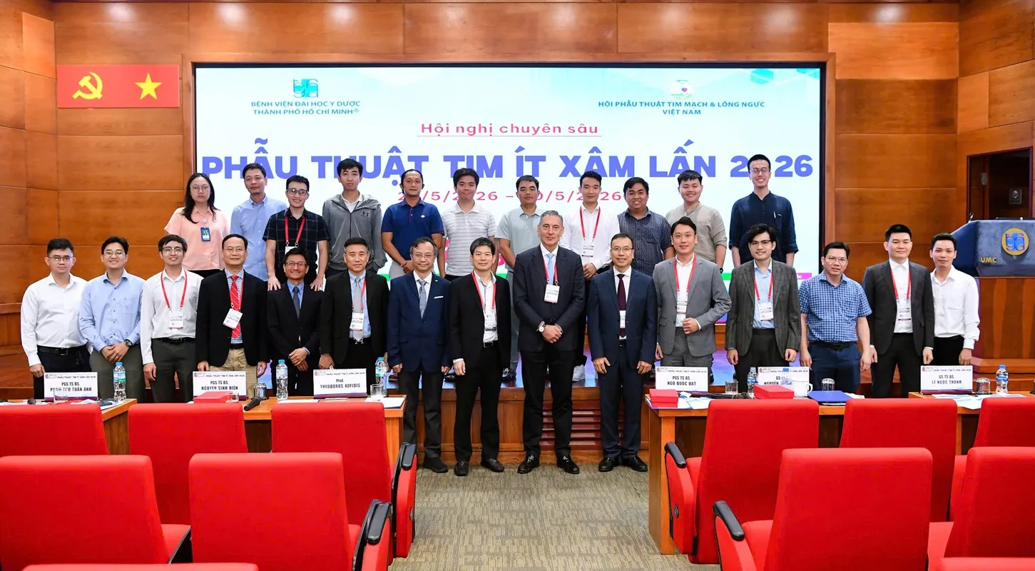 TS BS. Phạm Trần Việt Chương - Khoa Phẫu thuật Tim mạch trình bày kỹ thuật phẫu thuật nội soi xâm lấn tối thiểu điều trị đa van tim tại Hội nghị “Phẫu thuật