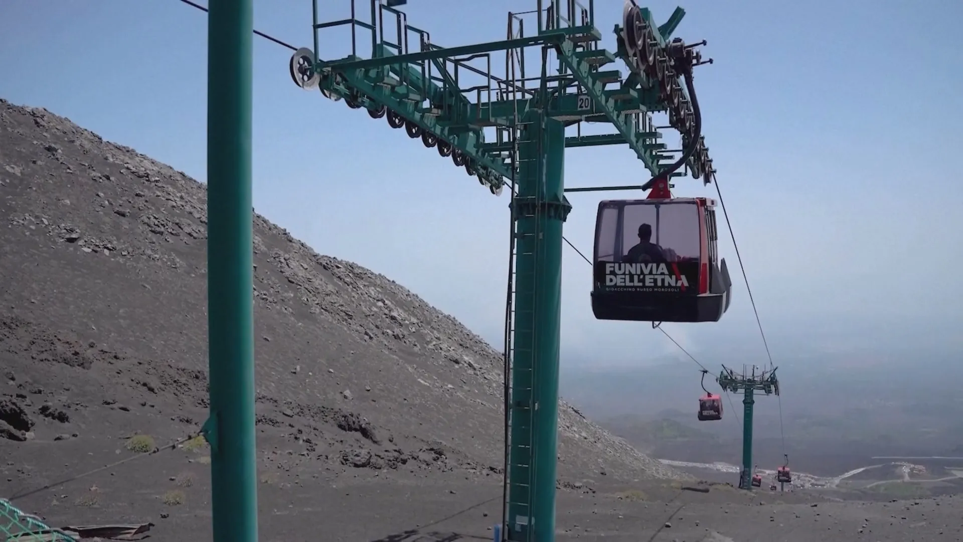 Cáp treo Funivia dell'Etna trên đảo Sicily đưa du khách từ trạm Rifugio Sapienza (độ cao 2.000m) lên mốc 2.500m chỉ trong 15 phút