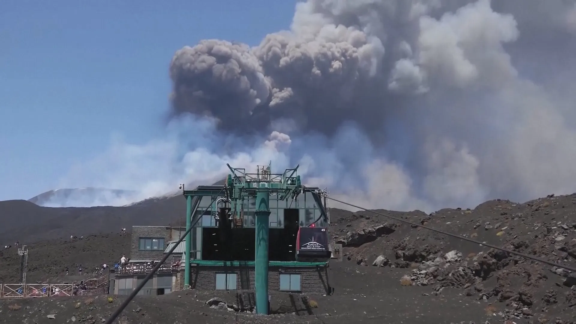 Cáp treo Funivia dell'Etna trên đảo Sicily đưa du khách từ trạm Rifugio Sapienza (độ cao 2.000m) lên mốc 2.500m chỉ trong 15 phút