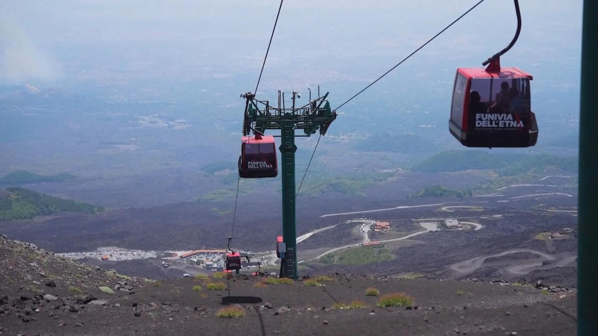 Cáp treo Funivia dell'Etna trên đảo Sicily đưa du khách từ trạm Rifugio Sapienza (độ cao 2.000m) lên mốc 2.500m chỉ trong 15 phút