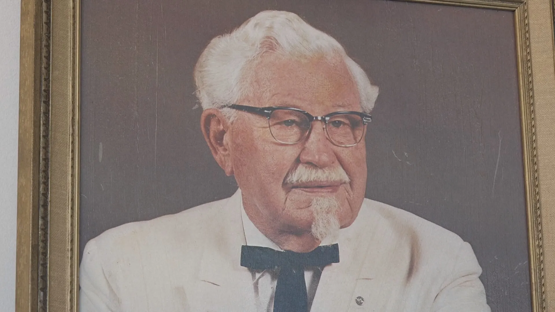 Đại tá Harland Sanders kinh qua rất nhiều nghề trước khi lấn sân sang lĩnh vực kinh doanh gà rán và trở thành ông "Vua gà" nổi tiếng với mỗi gia đình Mỹ