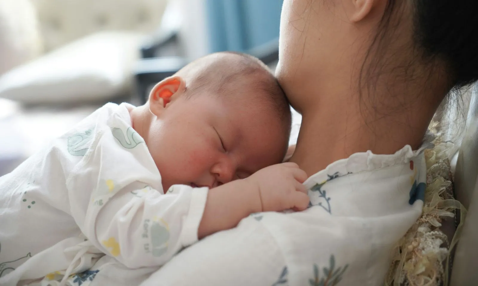 Ôm con nhỏ tháo chạy trước cú 'lật mặt' của chồng