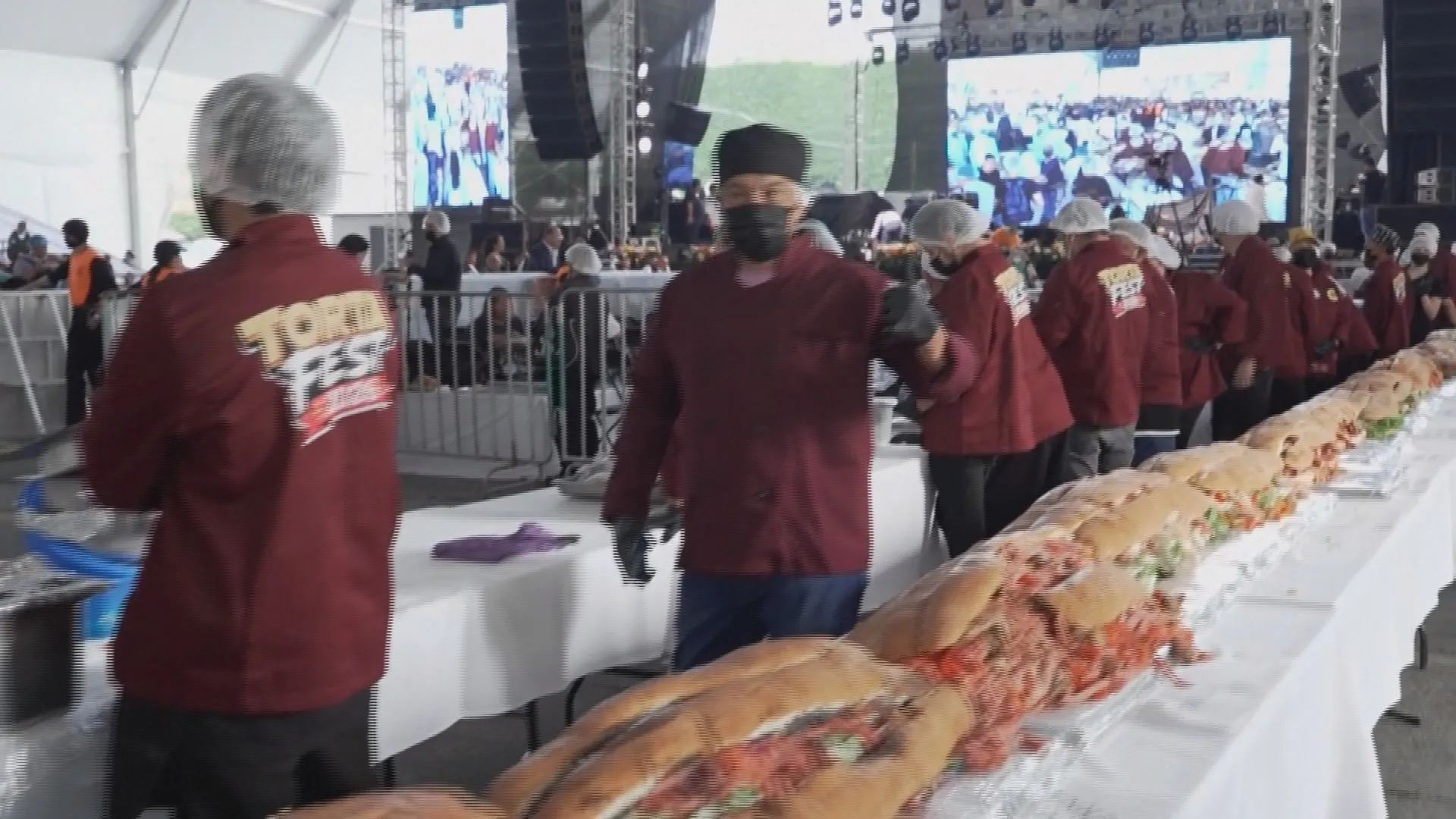 Mexico xác lập kỷ lục với bánh mì kẹp torta dài 100 mét - Ảnh 1.