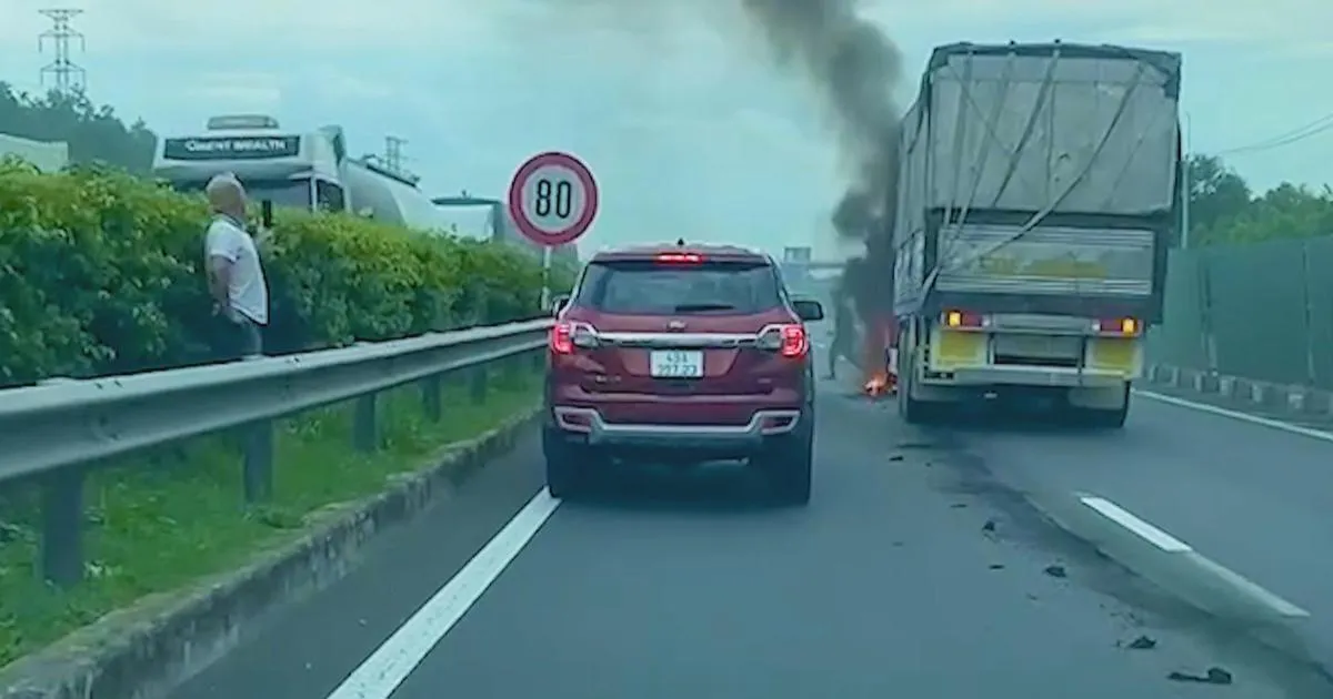 Cháy xe tải, cao tốc TP. Hồ Chí Minh - Long Thành - Dầu Giây ùn tắc 5 Km