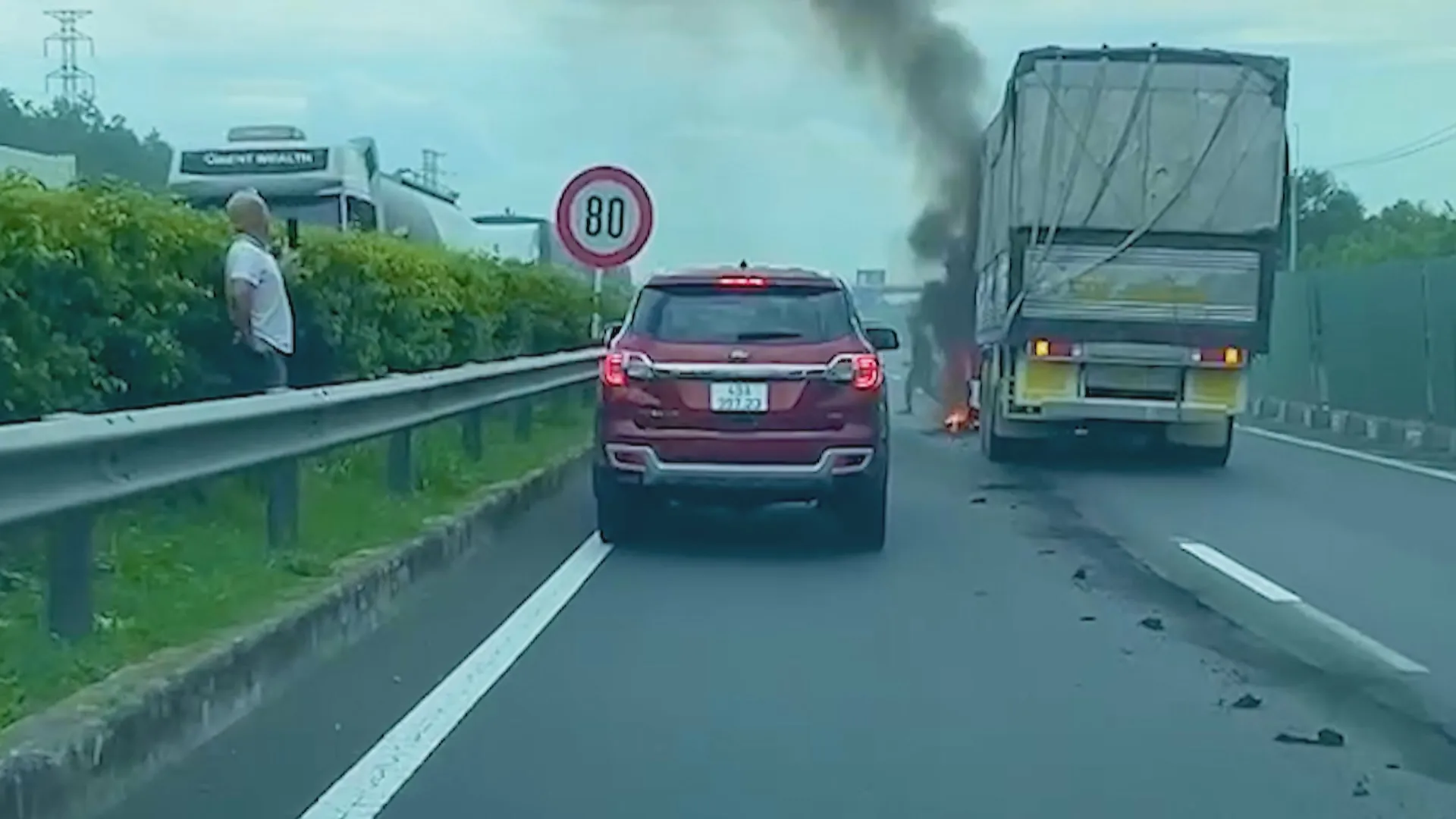 Cháy xe tải, cao tốc TP. Hồ Chí Minh - Long Thành - Dầu Giây ùn tắc 5 Km - Ảnh 1.