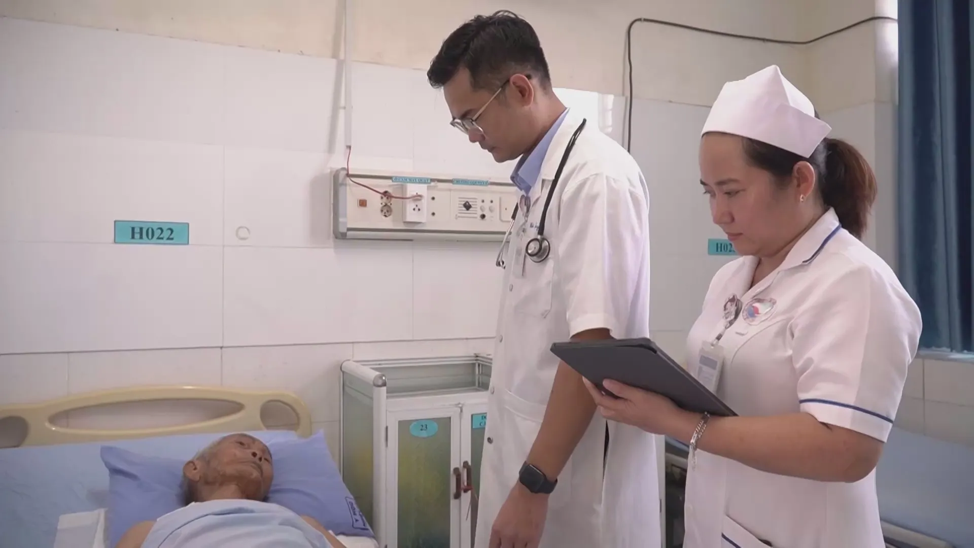 Cứu sống cụ ông 98 tuổi bị đàn ong vò vẽ đốt 98 nốt  - Ảnh 1.
