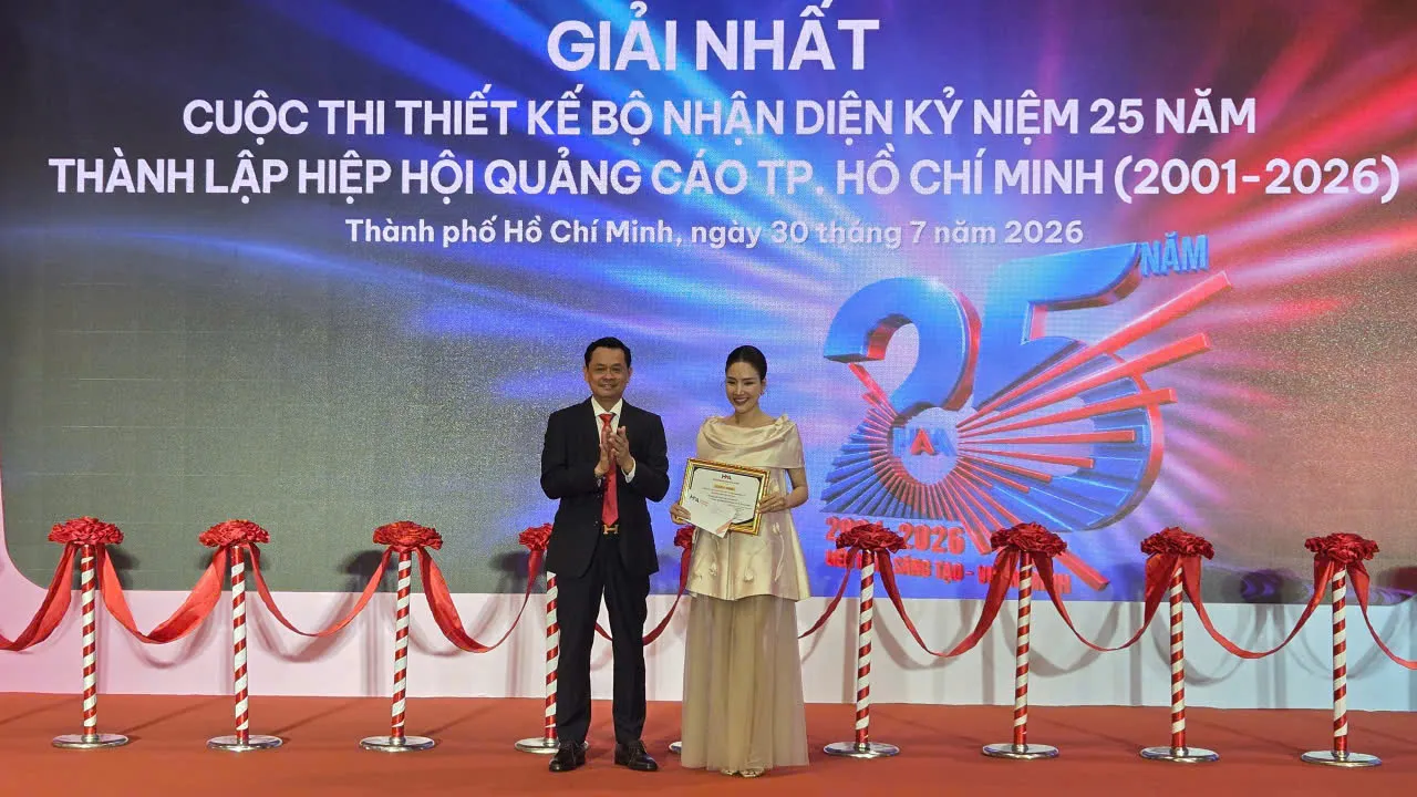 Chủ tịch Hiệp hội Quảng Cáo TPHCM Nguyễn Thanh Đảo trao giải nhất cho đơn vị có thiết kế bộ nhận diện kỷ niệm 25 năm thành lập Hiệp hội - Ảnh Bá Nam
