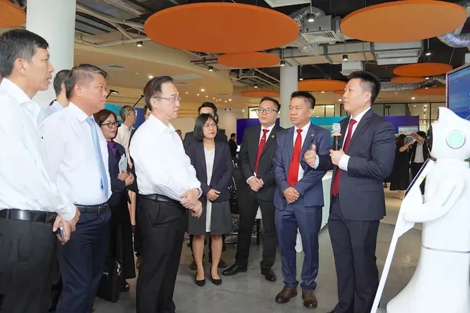Ông Đặng Minh Thông tham quan không gian chuyển đổi số của các doanh nghiệp tại hội nghị