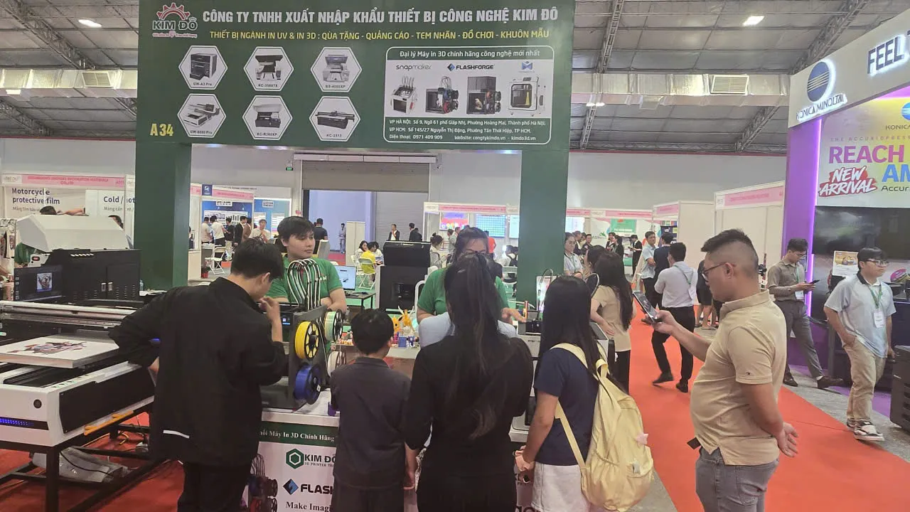 Khách hàng tham quan các gian hàng và tìm hiểu sản phẩm tại triển lãm - Ảnh Bá Nam