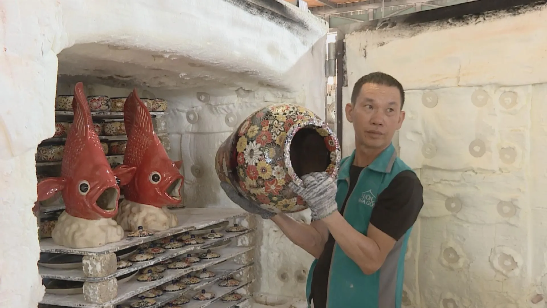 Những sản phẩm gốm truyền thống được cải tiến về kiểu dáng và hoa văn để phù hợp hơn với nhu cầu thị trường hiện đại