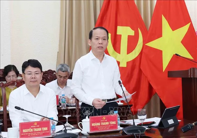 Đồng chí Hoàng Thanh Tùng, Uỷ viên Trung ương Đảng, Bí thư Đảng uỷ, Bộ trưởng Bộ Tư pháp phát biểu tại buổi làm việc. Ảnh: Phương Hoa/TTXVN