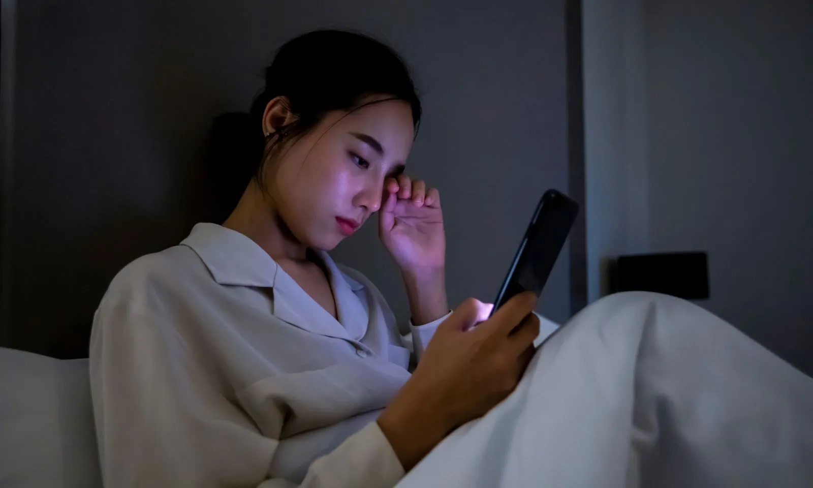 Cuộc gọi lúc nửa đêm của chồng khiến tôi sụp đổ