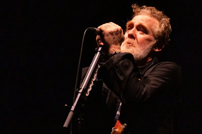 voh-giong-ca-noi-tieng-glen-hansard-qua-doi-o-tuoi-56-1