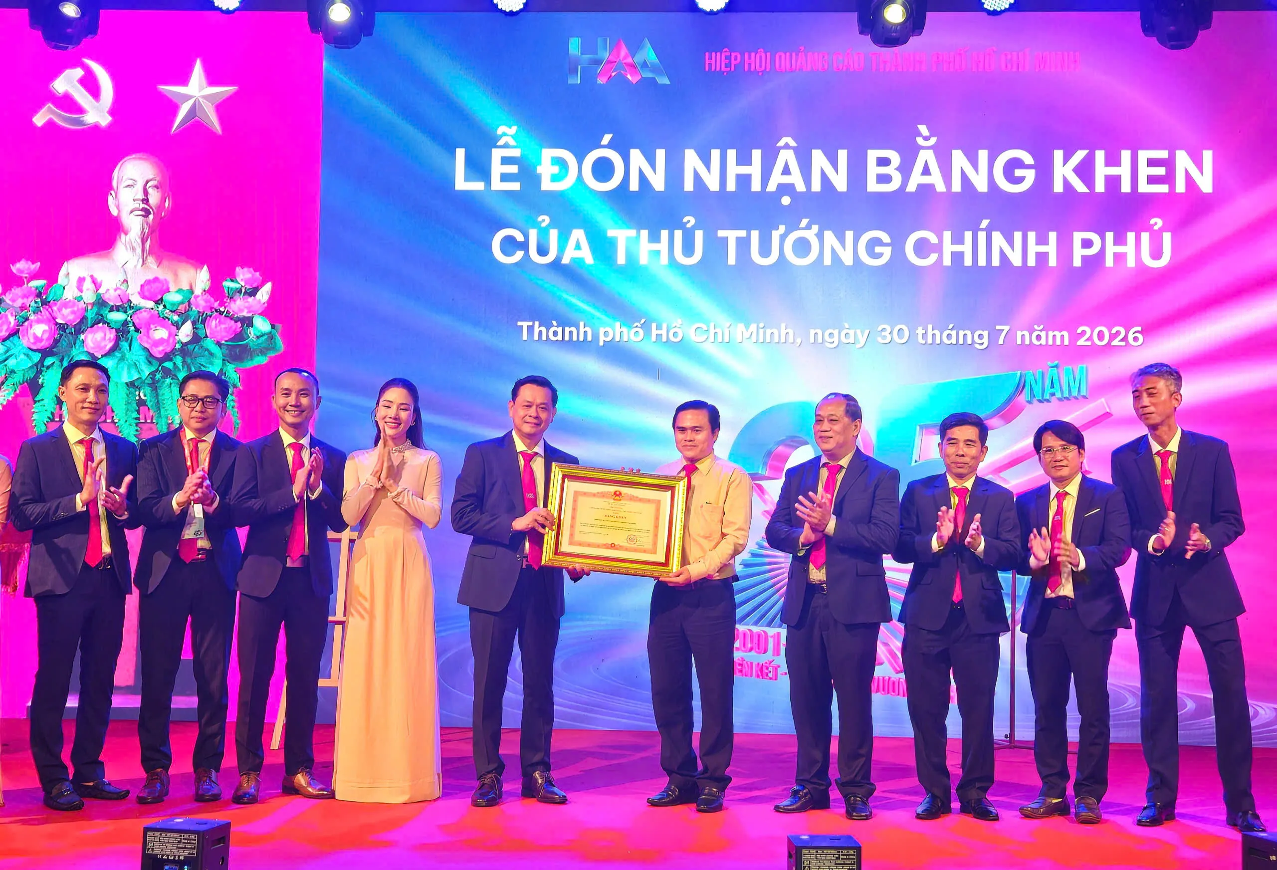 Ban Chấp hành Hiệp hội Quảng cáo TPHCM đón nhận bằng khen của Thủ tướng Chính phủ nước Cộng hòa xã hội chủ nghĩa Việt Nam - Ảnh Bá Nam