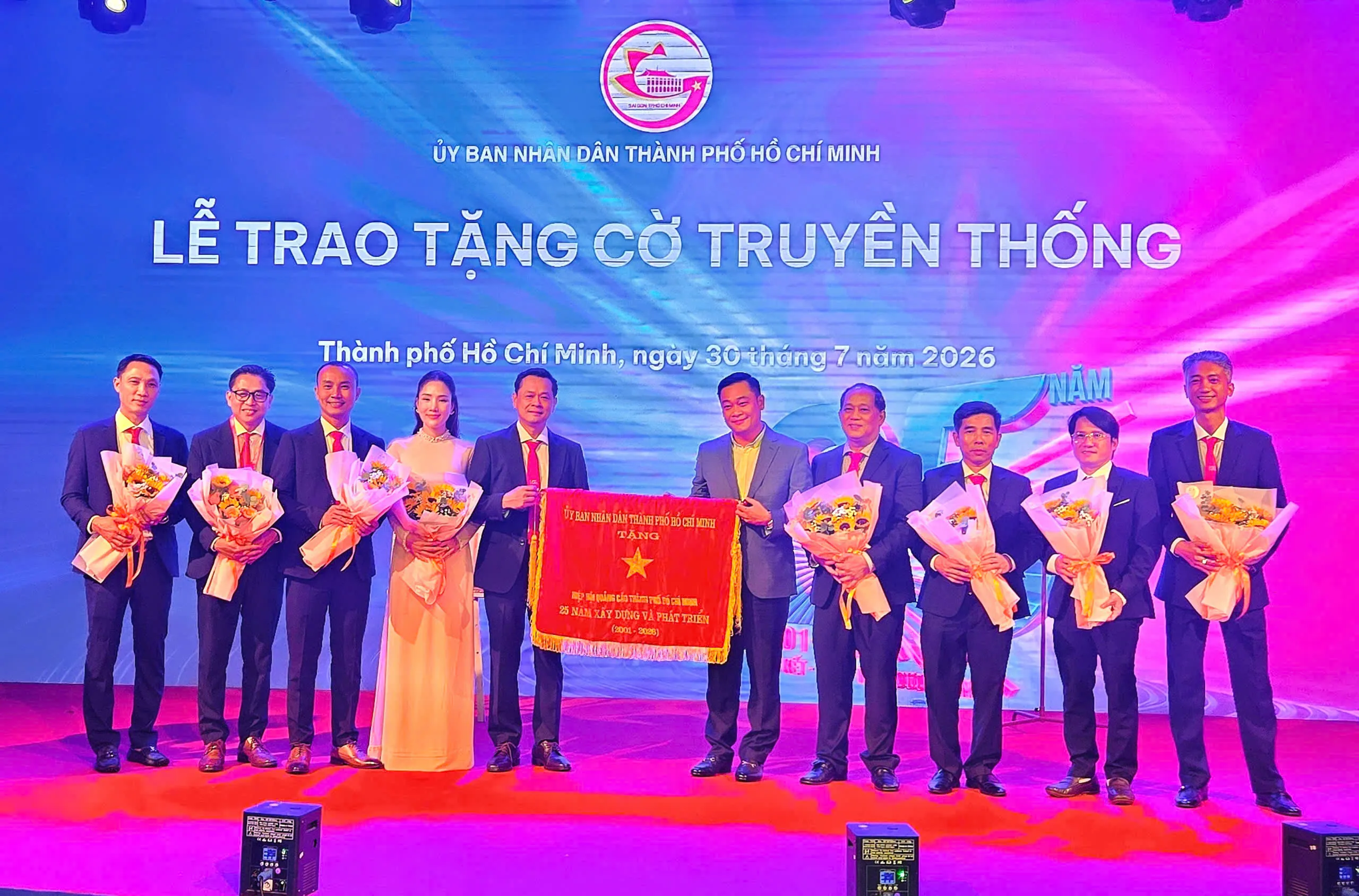 Ban Chấp hành Hiệp hội Quảng cáo TPHCM nhận cờ truyền thống của Uỷ ban nhân dân Thành phố Hồ Chí Minh - Ảnh Bá Nam